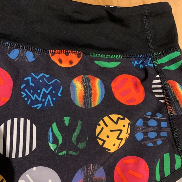 🌟HostPick🌟Colourful Circles Lululemon Seawheeze Speed shorts 2.5 in - size 12 - Picture 5 of 16